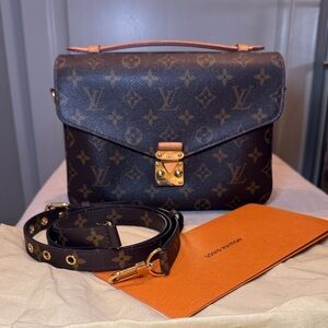 Louis Vuitton Pochette Metis monogram